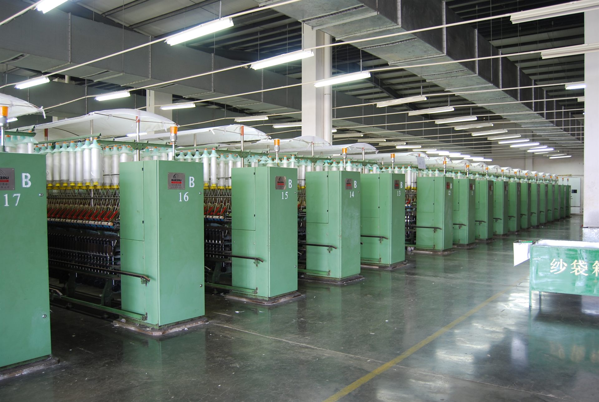 Spinning hall with rows of ring frames