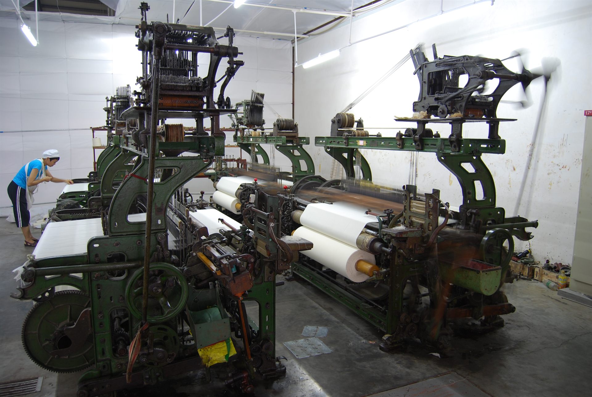 Loom weaving fabric, with the cloth roll at the front